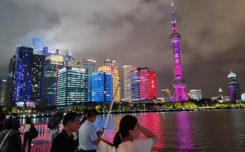 Una turista china mira hacia el Shanghai World Financial Center, uno de los rascacielos ubicados en el que es considerado uno de los distritos financieros más importantes del mundo. Foto EE: Nicolás Lucas.