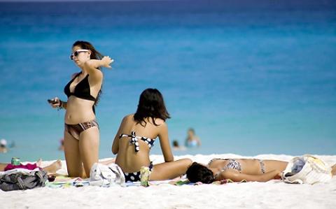 Turistas disfrutan de las cálidas aguas del caribe mexicano. Foto EE: Archivo.