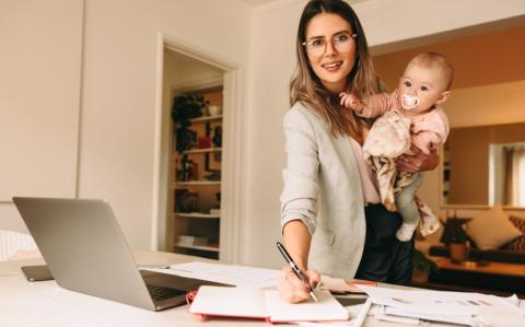 Se requiere que las organizaciones implementen iniciativas para que las las mamás se desarrollen profesionalmente y lleguen a puestos de alta dirección. Shutterstock..