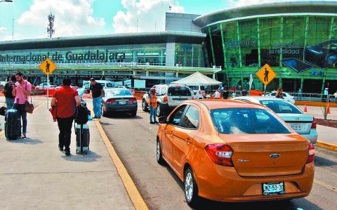 TLAJOMULCO DE ZUNIGA, JALISCO, 28SEPTIEMBRE2016.- Turistas, Paisanos, usuarios y personal del aeropuerto in internacional Miguel Hidalgo y Costilla de la ciudad de Guadalajara, sufren las consecuencias del planton que llevan a cabo ejidatarios de predios del Zapote, ya que mientras a los protestantes el gobierno no les de una solucion pronta a su problema ellos seguir√°n en la misma postura.FOTO : CUARTOSCURO.COM