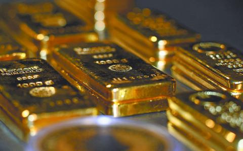 FILE PHOTO: Gold bars and coins are stacked in the safe deposit boxes room of the Pro Aurum gold house in Munich, Germany,  August 14, 2019. REUTERS/Michael Dalder/File Photo-NARCH/NARCH30 NARCH/NARCH30