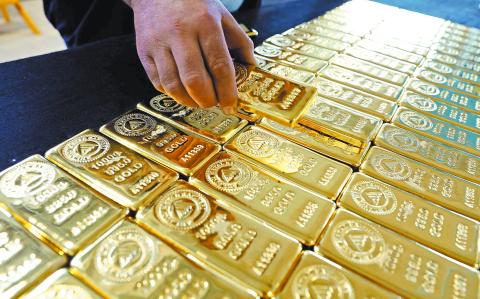 Los inversionistas perciben el riesgo y buscan activos seguros como el oro que ha tenido un importante repunte. Foto: Reuters