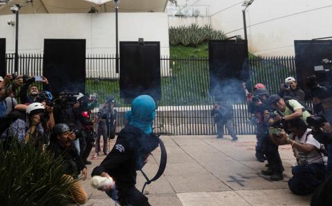 Las manifestaciones en las afueras de la Cámara Alta se registran a dos días del décimo aniversario de la desaparición de 43 estudiantes de la Normal Isidro Burgos de Ayotzinapa.