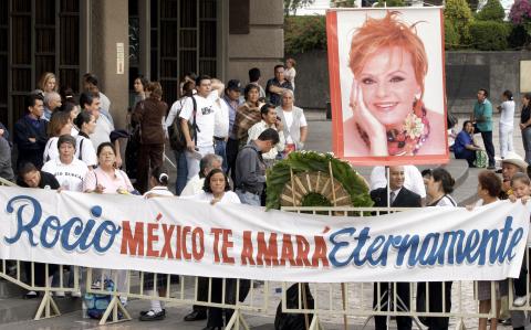 Dúrcal, cuyo nombre real era María de los Ángeles de las Heras Ortiz, falleció a los 61 años en 2006 tras batallar contra un cáncer.