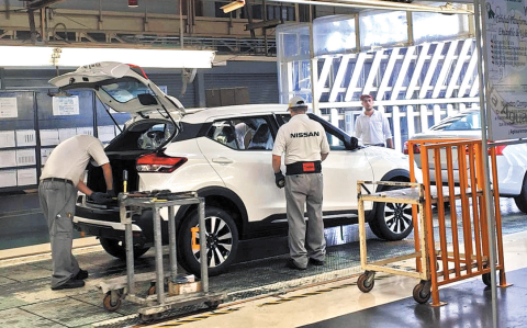 Trabajadores planta Nissan.