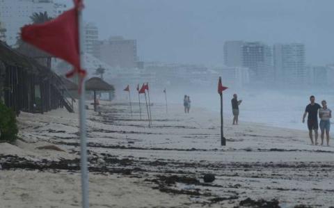 Hasta el momento hay más de 1,400 brigadistas apoyando en Cancún y otras ciudades por distintas contingencias.

Para más información del tema, visita: https://www.eleconomista.com.mx/estados/quintana-roo-declara-alerta-roja-helene-municipios-corren-riesgo-20240925-727362.html

¡Síguenos en nuestras redes sociales para mantenerte informado!

Twitter: https://twitter.com/eleconomista 
Facebook: https://www.facebook.com/ElEconomista.mx
Instagram: https://www.instagram.com/eleconomistamx
LinkedIn: https://www.linkedin.com/company/el-economista/

#ElEconomista #EETV