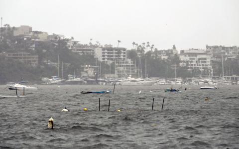 Tras azotar la costa meridional de México, la tormenta tropical John volvió a adentrarse en el Océano Pacífico y se prevé que el miércoles por la noche vuelva a azotar al territorio continental mexicano nuevamente fortalecida, según el Centro Nacional de Huracanes de Estados Unidos (NHC, por sus siglas en inglés).

Para más información del tema, visita: https://www.eleconomista.com.mx/politica/tormenta-tropical-john-retoma-avance-costas-guerrero-20240925-727408.html 

¡Síguenos en nuestras redes sociales para mantenerte informado!

Twitter: https://twitter.com/eleconomista 
Facebook: https://www.facebook.com/ElEconomista.mx
Instagram: https://www.instagram.com/eleconomistamx
LinkedIn: https://www.linkedin.com/company/el-economista/

#ElEconomista #EETV