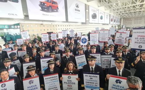 Trabajadores de Aeroméxico manifestándose en la Terminal 2 del AICM. Foto: Especial