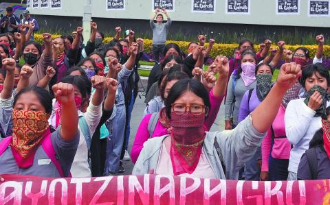 López Obrador afirmó que resolvería el caso de desapariciones, sin embargo, a una semana de terminar su mandato no se sabe qué pasó con los estudiantes.