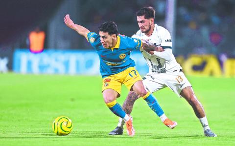 CIUDAD DE MÉXICO, 20ABRIL2024. Alejandro Zendejas de las Águilas y Pablo Monroy de Universidad disputan una pelota durante el partido de fútbol Pumas vs América correspondiente a la jornada 16 del Torneo Clausura 2024 de Liga BBVA MX, en el Estadio Olímpico Universitario. FOTO: EDGAR NEGRETE LIRA/CUARTOSCURO.COM