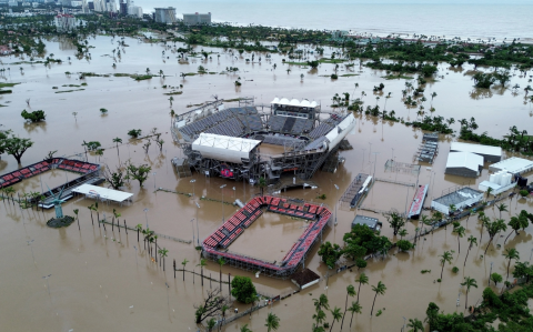 Vista aérea de la cancha de tenis Arena GNP inundada después del huracán John en Acapulco, estado de Guerrero, México.