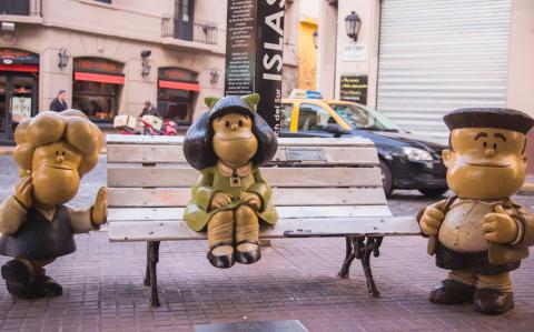 Escultura de Mafalda acompañada de Susanita y Manolito.