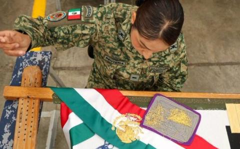 Evangelina Rentería de la Cruz, soldada de la Sedena encargada de confeccionar el escudo para la Banda Presidencial.