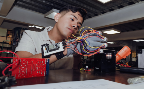 Héctor Roberto Hernández Jiménez, estudiante de ingeniería en robótica industrial del Instituto Politécnico Nacional, ha sido el ganador nacional del Premio Dyson con su proyecto SignalGlove, un guante inteligente que facilita la comunicación entre personas sordas y oyentes, rompiendo las barreras del lenguaje de señas.