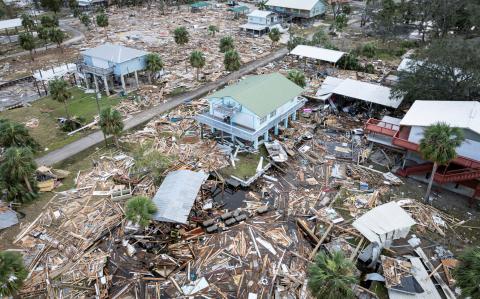 Una vista de un dron muestra un área inundada y dañada después del huracán Helene en Horseshoe Beach, Florida, en E.U.