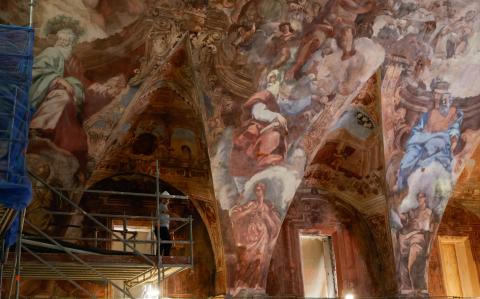 José Luis Regidor, restaurador y director de proyecto de la Iglesia de Santos Juanes, se encuentra en un andamio frente a la bóveda restaurada del pintor mural Antonio Palomino en Valencia, España, el 16 de septiembre de 2024.