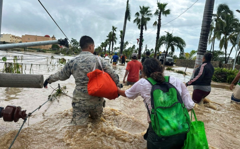 Elementos de la Marina y la Sedena ayudan a los damnificados por el huracán John