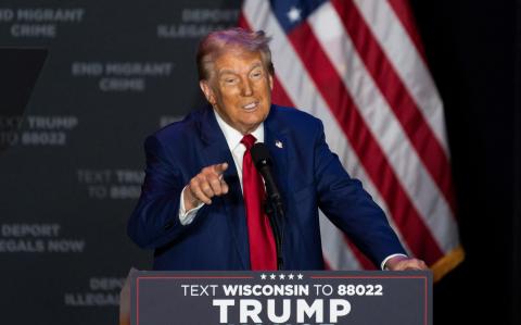 El candidato presidencial republicano y expresidente de Estados Unidos, Donald Trump, habla durante un evento de campaña en el Centro de Artes del Área Prairie du Chien en Prairie du Chien, Wisconsin.