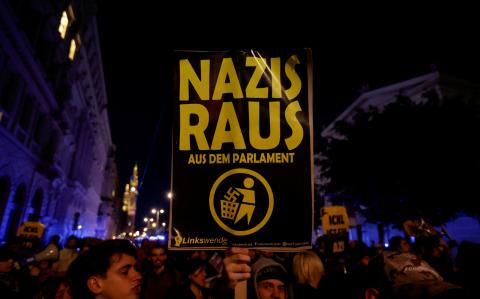 La gente protesta, después de las primeras encuestas a pie de urna durante las elecciones generales, en Viena, Austria.