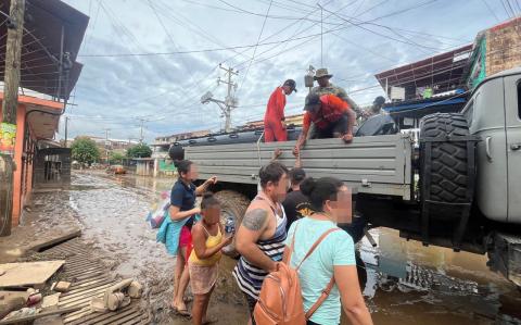 Elementos de la Marina ayudan a la población en Acapulco.