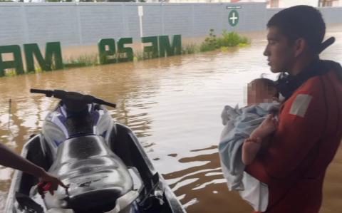 Personal de la Marina ayuda a los afectados en Acapulco.