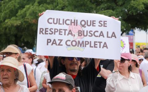 La gente marcha durante una protesta llamada "Los valientes de Culiacán".