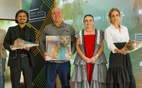 De izq. a der. Carlos Mal - finalista, Hiram Ruvalcaba - ganador, Maritsa Maranto Zepeda - Directora General del Coneculta Chiapas y Ana Sofía González - finalista