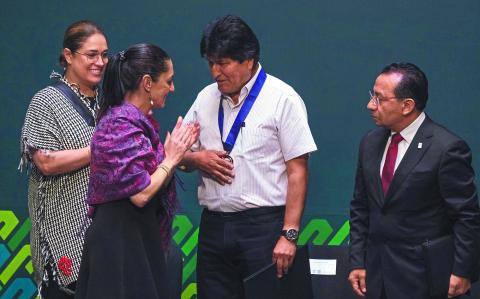 CIUDAD DE MÉXICO, 13NOVIEMBRE2019.- Claudia Sheinbaum, jefa de Gobierno, otorgó la distinción de "Huésped Distinguido" a Evo Morales, ex presidente de Bolivia, quién llegó ayer a la capital donde recibió asilo político por parte del país. El acto se realizó en el patio del Antiguo Palacio del Ayuntamiento. 
FOTO: GRACIELA LÓPEZ /CUARTOSCURO.COM