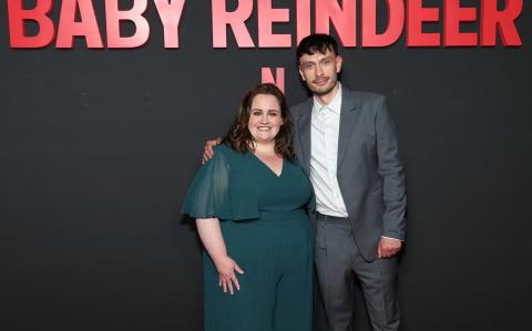 Jessica Gunning y Richard Gadd, actores de la serie Baby Reindeer (Netflix)