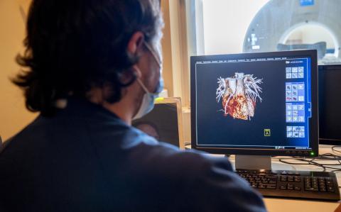 Las enfermedades cardiovasculares son trastornos que afectan tanto al corazón como a los vasos sanguíneos, comprometiendo el funcionamiento adecuado del sistema circulatorio.