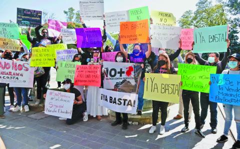 OAXACA, OAXACA, 18FEBRERO2022.- Periodistas oaxaqueÒos marcharon a la Alameda de LeÛn, en la capital del estado, para exigir un alto a las agresiones contra periodistas y justicia por los asesinatos, el caso m·s reciente el de Heber LÛpez el pasado 10 de febrero en Salina Cruz, Oaxaca. Los comunicadores marcharon en silencio y culminaron su manifestaciÛn con un mitin frente a la catedral oaxaqueÒa, donde colocaron un ata˙d con la fotografÌa de Heber LÛpez- 

FOTO: CAROLINA JIM…NEZ/CUARTOSCURO.COM