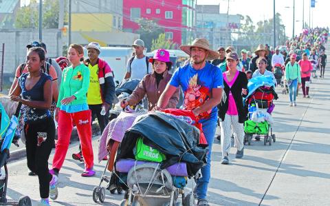 PUEBLA, PUEBLA, 19SEPTIEMBRE2024.- Migrantes sudamericanos continuaron su trayecto rumbo a la Ciudad de MÈxico, desde la zona de Amalucan donde pernoctaron anoche  FOTO: MIREYA NOVO/ CUARTOSCURO.COM