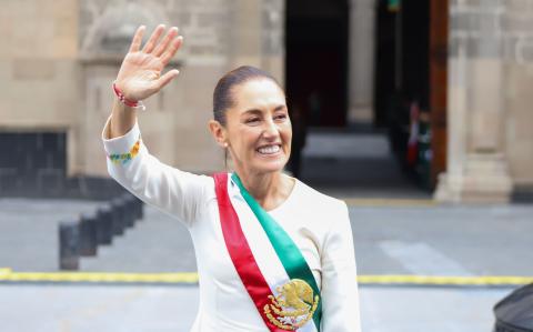 CIUDAD DE MÉXICO, 01 OCTUBRE 2024. Simpatizantes a la presidenta Claudia Sheinbaum previo a la ceremonia de los pueblos indígenas y el pueblo afromexicano para la entrega del Bastón de Mando, en la plancha del zócalo de la Ciudad de México.