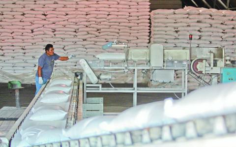 ZACATEPEC, MORELOS., 25ENERO2013.- Debido a que las bodegas del Ingenio azucarero ‚ÄúEmiliano Zapata‚Ä˘ de Zacatepec, se encuentran a su m√°xima capacidad, trasladaron toneladas de costales de az√∫car a la Cancha Morelos perteneciente al Ingenio. Ca√±eros morelenses mantienen guardias a las afueras de las bodegas del Ingenio ante la falta de respuesta de las autoridades para estabilizar el precio del az√∫car. 
FOTO: SA√ˆL L√ìPEZ / CUARTOSCURO.COM