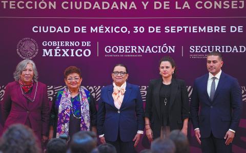 CIUDAD DE MÉXICO, 30SEPTIEMBRE2024.- María Estela Ríos González, Rosa Icela Rodríguez Velázquez 
Luisa María Alcalde Luján, Omar García Harfuch y Ernestina Godoy Ramos 
durante la ceremonia oficial de entrega-recepción de la Secretaría de Gobernación, la Secretaría de Seguridad y protección Ciudadana (SSPC),así como la Consejería Jurídica de Presidencia de la República. 
FOTO: ANDREA MURCIA /CUARTOSCURO.COM