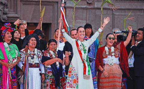 CIUDAD DE MÉXICO, 01OCTUBRE2024. La presidenta constitucional de los Estados Unidos Mexicanos, Claudia Sheinbaum Pardo durante la ceremonia de los pueblos indígenas y el pueblo afromexicano donde le fue entregado el Bastón de Mando, en la plancha del zócalo de la Ciudad de México. FOTO: EDGAR NEGRETE LIRA/CUARTOSCURO.COM