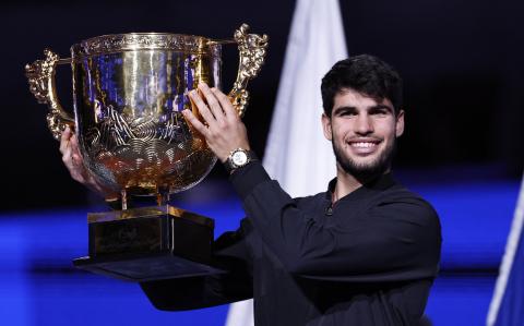 Carlos Alcaraz ganó el Abierto ATP 500 de China frente el italiano Jannik Sinner. Foto: Reuters