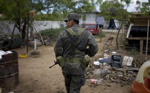 Seis migrantes de distintas nacionalidades fallecieron en la noche del martes y madrugada del miércoles, luego de que huyeran de un operativo del Ejército mexicano para combatir el narcotráfico en Chiapas.

Para más información del tema, visita: https://www.eleconomista.com.mx/politica/militares-asesinan-6-migrantes-operativo-chiapas-confirma-sedena-20241002-728393.html

¡Síguenos en nuestras redes sociales para mantenerte informado!

Twitter: https://twitter.com/eleconomista 
Facebook: https://www.facebook.com/ElEconomista.mx
Instagram: https://www.instagram.com/eleconomistamx
LinkedIn: https://www.linkedin.com/company/el-economista/

#ElEconomista #EETV