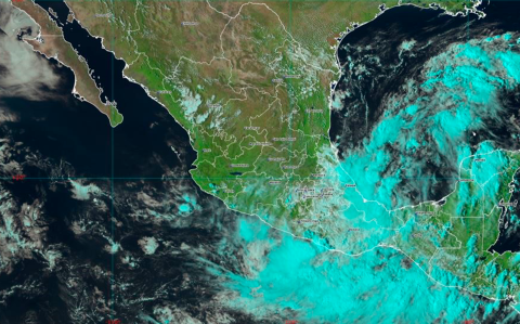 La depresión tropical Once-E se desplaza cerca de las costas de Oaxaca.