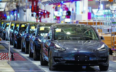 Las baterías de algunos de los modelos del fabricante de autos eléctricos provienen de China.