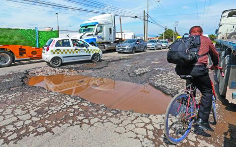 TOLUCA, ESTADO DE MÉXICO, 08AGOSTO2024.-  Automovilistas evitan los baches que se encuentran en la avenida Industria Automotriz en la ciudad de Toluca, que con el paso de vehículos pesados y las lluvias se hacen más grandes. FOTO: CRISANTA ESPINOSA AGUILAR /CUARTOSCURO.COM