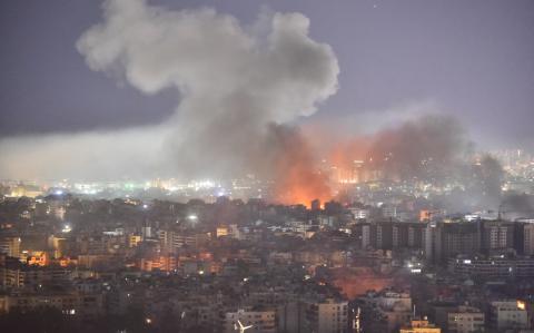 El humo se eleva desde el lugar de un ataque aéreo israelí que tuvo como objetivo un barrio en el suburbio sur de Beirut el 3 de octubre.