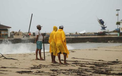 El Centro Nacional de Huracanes (CNH) de Estados Unidos advirtió la mañana de este jueves que la Depresión Tropical Once-E podría provocar más lluvias torrenciales en la costa sur de México.

Para más información del tema, visita: https://www.eleconomista.com.mx/politica/depresion-tropical-once-e-avanza-costas-mexico-que-estados-esperan-lluvias-torrenciales-20241003-728483.html

¡Síguenos en nuestras redes sociales para mantenerte informado!

Twitter: https://twitter.com/eleconomista 
Facebook: https://www.facebook.com/ElEconomista.mx
Instagram: https://www.instagram.com/eleconomistamx
LinkedIn: https://www.linkedin.com/company/el-economista/

#ElEconomista #EETV