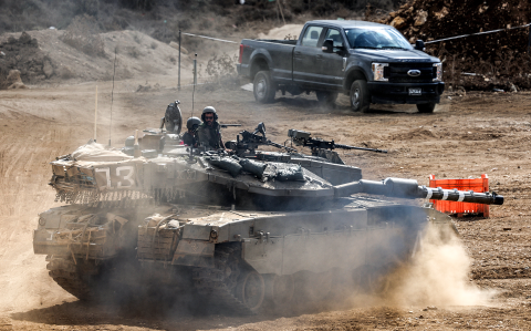 Tanque israelí circula cerca de la frontera con Líbano.