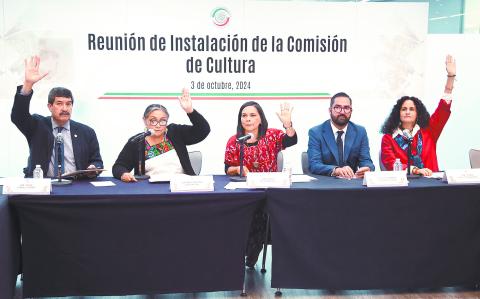 Este jueves quedó instalada la Comisión de Cultura en el Senado de la República. En la imagen, Javier Corral, María Martina Kantún, Beatriz Mojica, Diego Armando Guerrero y Susana Harp.