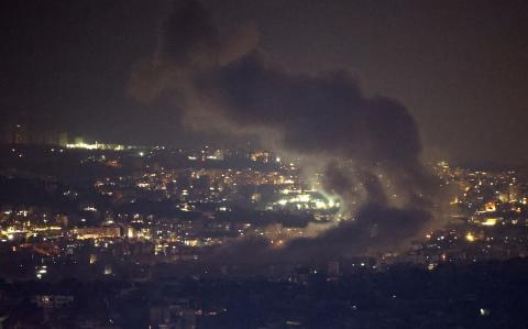 El humo se eleva sobre los suburbios del sur de Beirut después de un ataque.