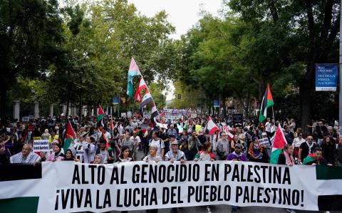 La gente en Madrid se reúne para protestar por la escalada del conflicto entre Israel y Hezbollah y para pedir el fin de las operaciones militares en la Franja de Gaza y la Cisjordania ocupada por Israel.