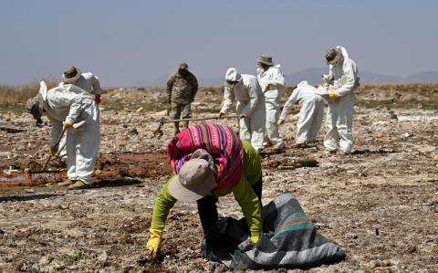 Voluntarios participan en una campaña para limpiar las orillas del lago Uru Uru, en Oruro, Bolivia