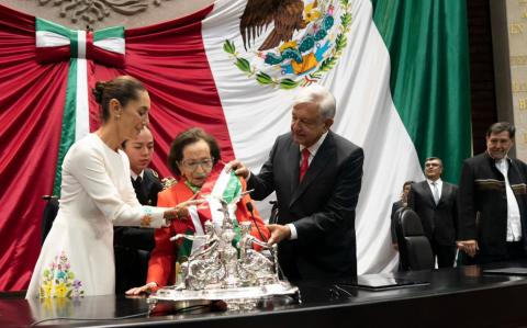 Ifigenia Martínez colocó la banda presidencial a Claudia Sheinbaum.