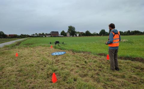 Drones equipados com camaras de alta resolucion permiten identificar el estado de la fruta aún en el árbol. Ghent University, CC BY-SA